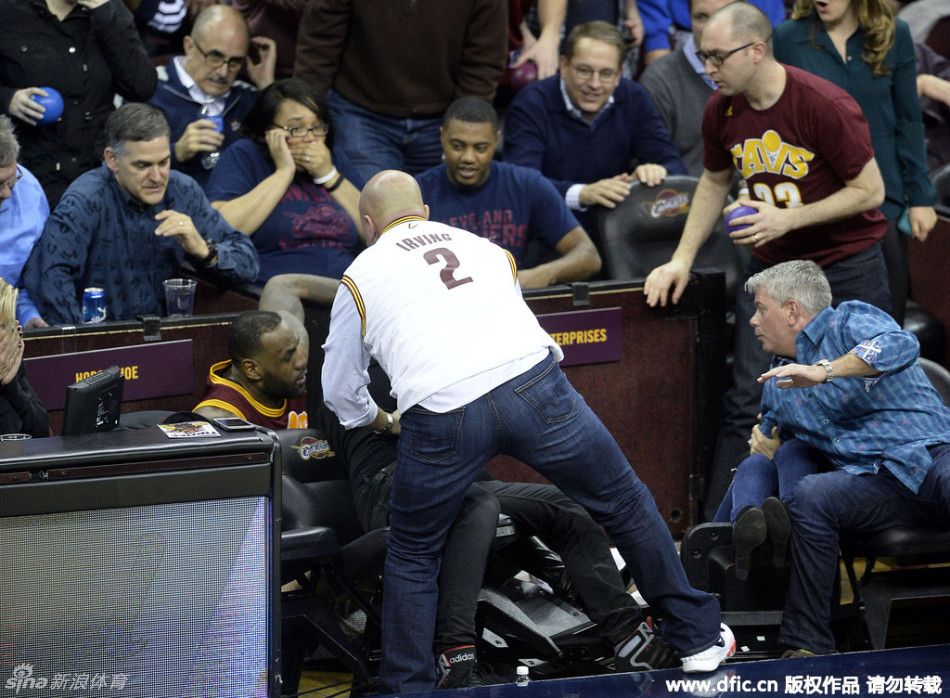 詹姆斯撞倒戴伊妻子惊险瞬间