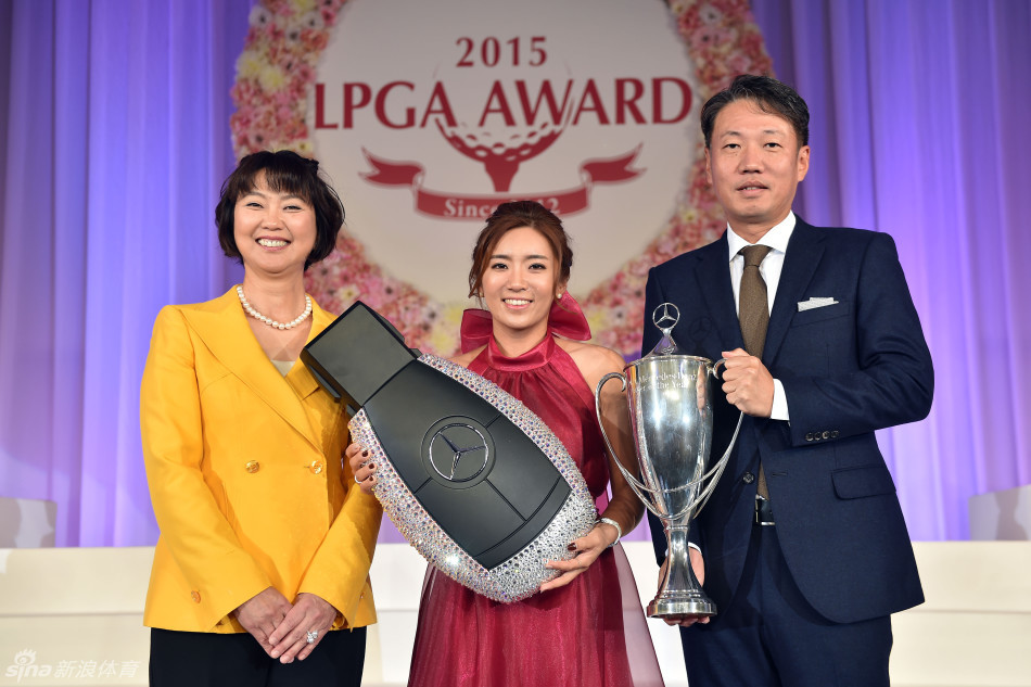 李宝美与女子日巡赛主席等嘉宾在舞台中央并肩而立，共同展开恭贺的横幅，定格了颁奖礼的经典瞬间