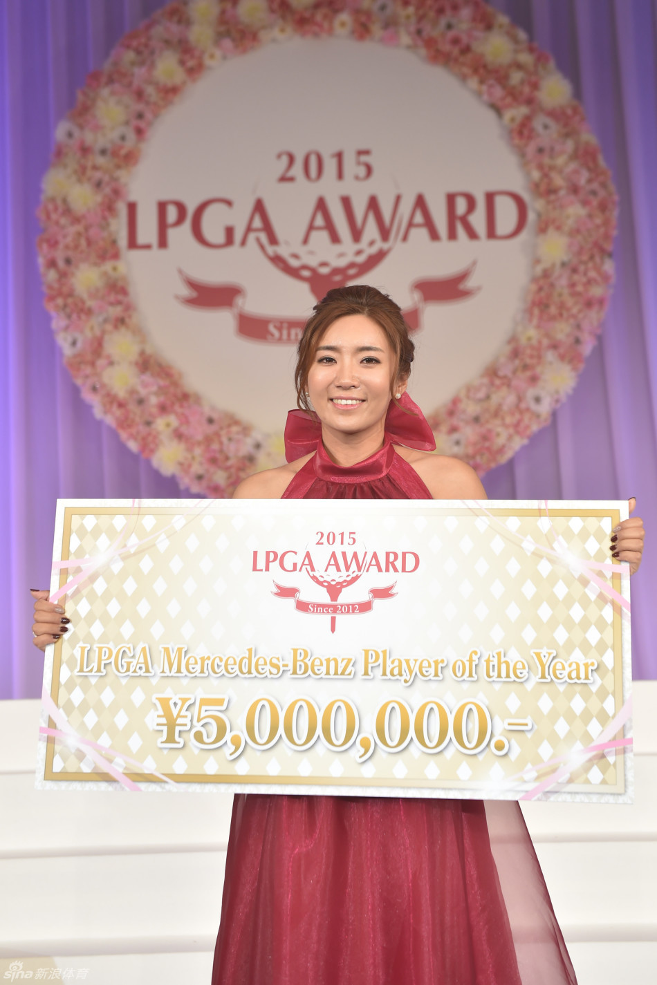 日本选手渡边彩香手持年度最佳杆数奖奖杯，面容沉静优雅，展现出顶尖球员的稳重风范