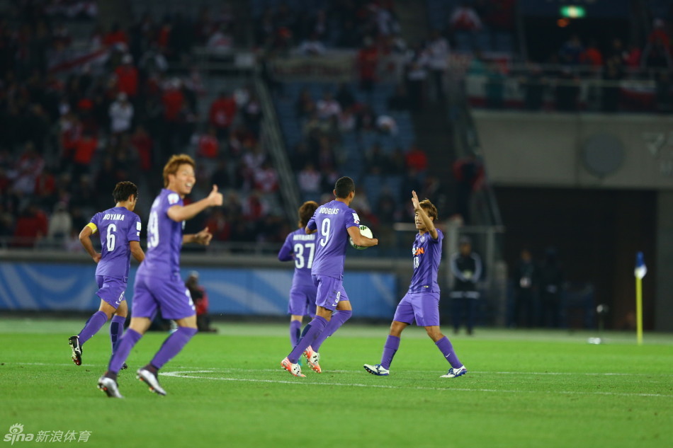 2015年12月20日，2015世俱杯季军争夺战，广州恒大1-2不敌广岛三箭。