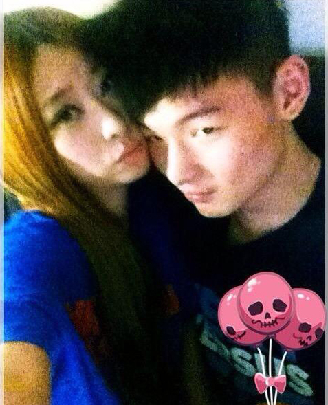 青涩岁月的留影，王哲林与友人面对镜头露出灿烂笑容，眼神中满是对未来的憧憬