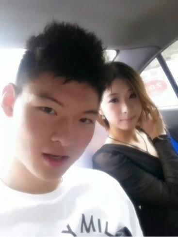 轻松惬意的私下时光，王哲林做出搞怪表情，展现出球场硬汉之外的邻家大男孩一面