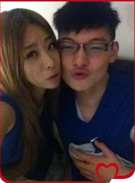 并肩而坐的温馨瞬间，两人互动自然，记录下王哲林在紧张训练比赛之余的温情时刻