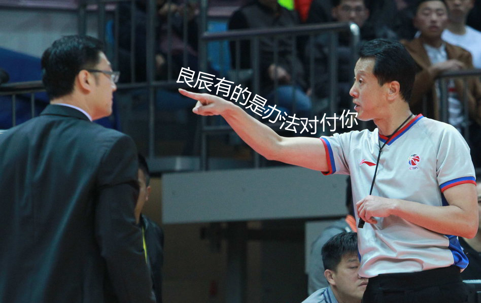 一名年轻人张开双臂站在山顶边缘，面朝壮丽的日落云海，做出想要飞翔的姿态