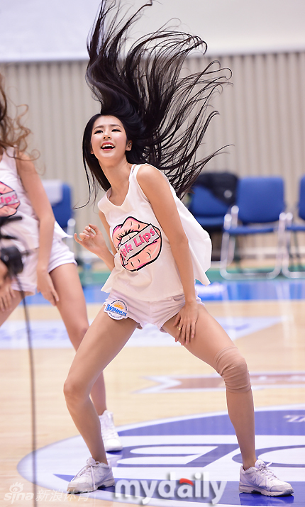 镜头拉近，这位拥有精致“雕刻脸”的啦啦队员正随着音乐扭动腰肢，超短裙摆随着动作轻轻飘起，甜美的笑容与她火辣的身材形成强烈反差。