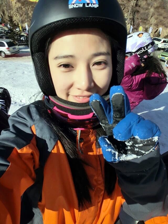 宝贝盛装出场，在舞台上的惊艳瞬间，修长身材搭配华丽服饰，尽显妩媚与自信。