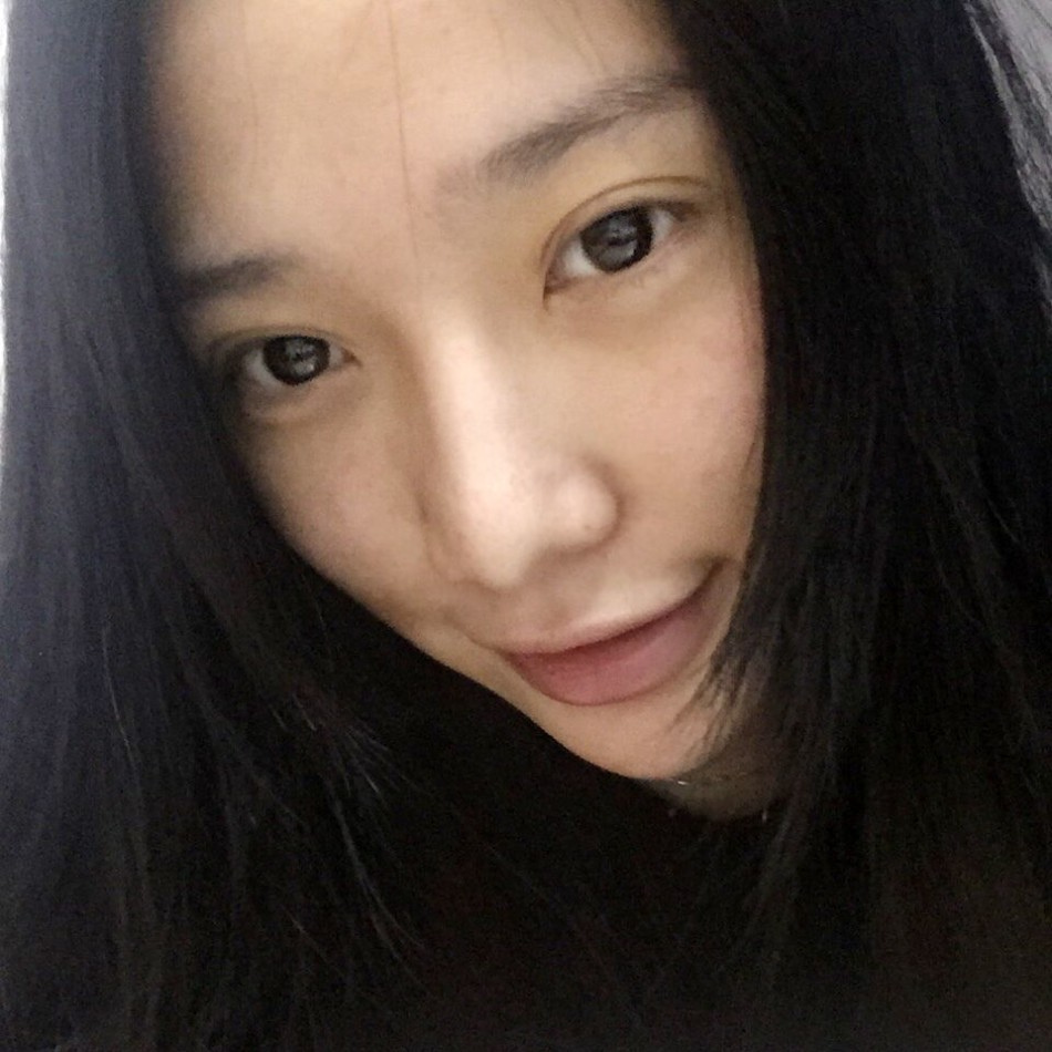 舞台上的惊艳演出中，宝贝露出自信甜美的笑容，修长身材在灯光下显得格外耀眼，舞动全场。