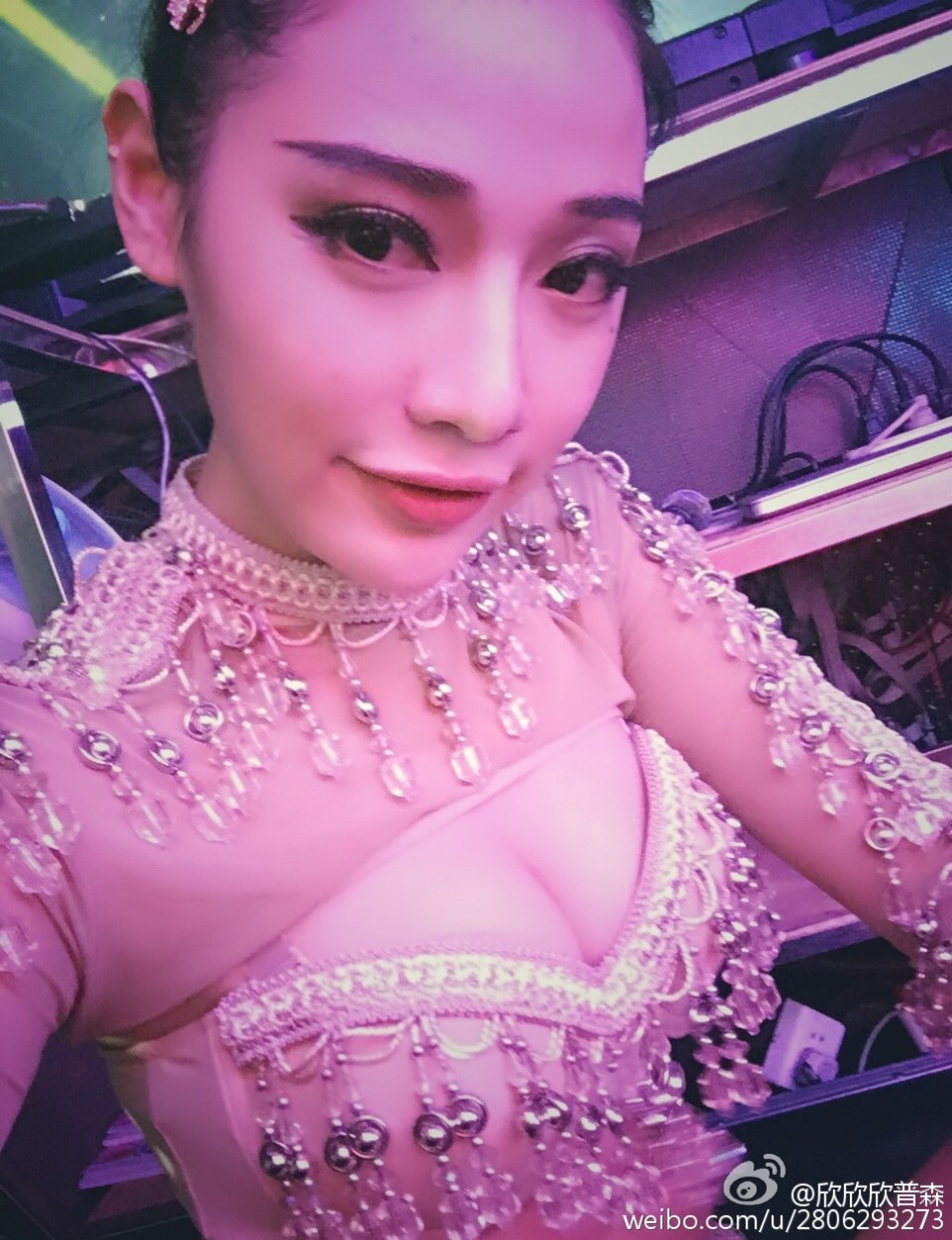 表演结束后，宝贝们与友人合影留念，记录下赛场上的情谊与幕后共同的汗水与欢笑。