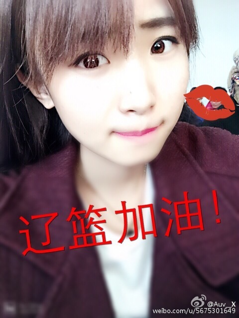 身穿白色上衣的女生，安静地站在赛场背景板前，她的支持内敛而深沉，代表着那些在喧嚣场边默默守护着自己篮球信仰的球迷。