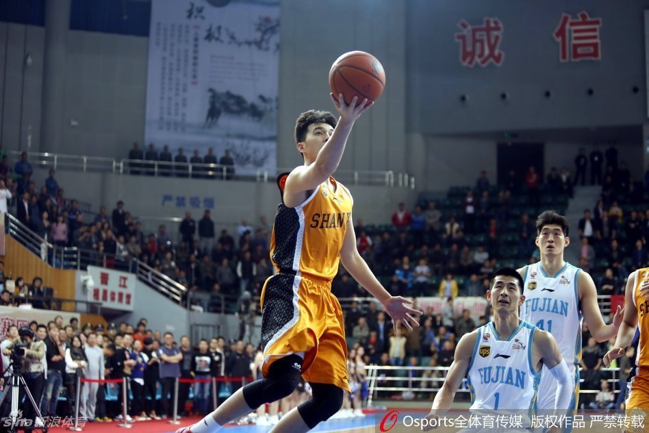 山西外援琼斯如猎豹般启动，他矫健的身影掠过防守球员，眼神坚毅地持球向前场突进，发动标志性的闪电快攻。