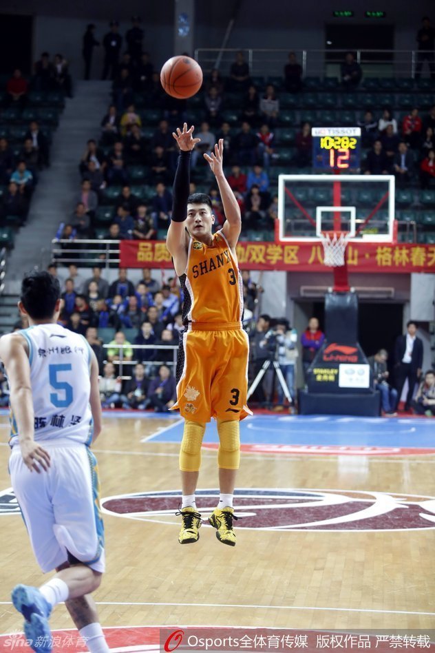 福建神射手陈林坚面对防守，以灵巧的步伐完成突破，在空中对抗后柔和地将球挑向篮筐，展现出扎实的基本功。