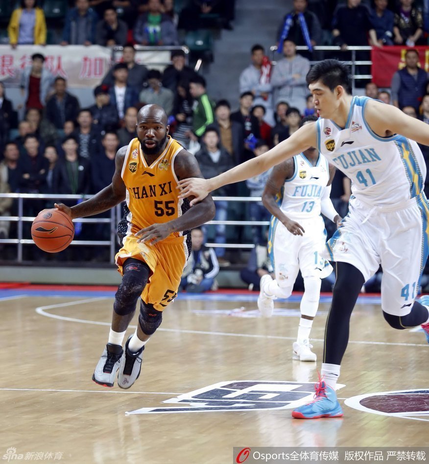 亚洲传奇球星哈提布持球背身单打，他利用强壮的身体倚住对手，转身完成一记标志性的突破上篮，动作朴实无华却极具杀伤力。