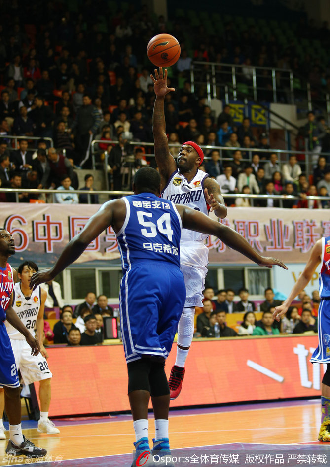 天津队外援马克希尔在深圳队多人包夹下，依然强行起跳上篮，身体对抗激烈，展现了强悍的球风。