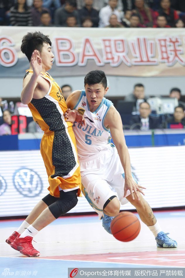 福建队中锋孙喆高高跃起，力压防守球员完成单手劈扣，他强壮的身躯在空中舒展，展现出惊人的内线统治力。