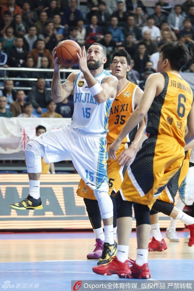 福建队长周启新如利刃般切入内线，在对抗中失去平衡前，依然凭借出色的手感将球挑进篮筐，赢得满堂彩。