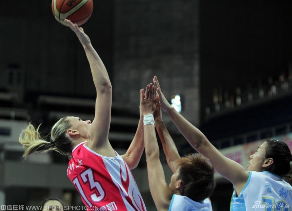 佩妮-泰勒在严密防守下觅得良机，轻盈跃起，手腕柔和一抖，皮球划出美妙弧线，上演一出精彩的指尖艺术。