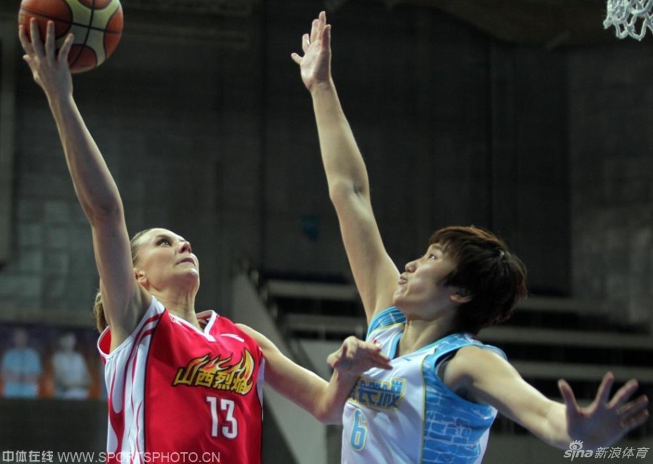 老将张帆镇守篮下，犹如天降神兵，用一记势大力沉的封盖，无情地将佩妮-泰勒的上篮尝试拒之门外。