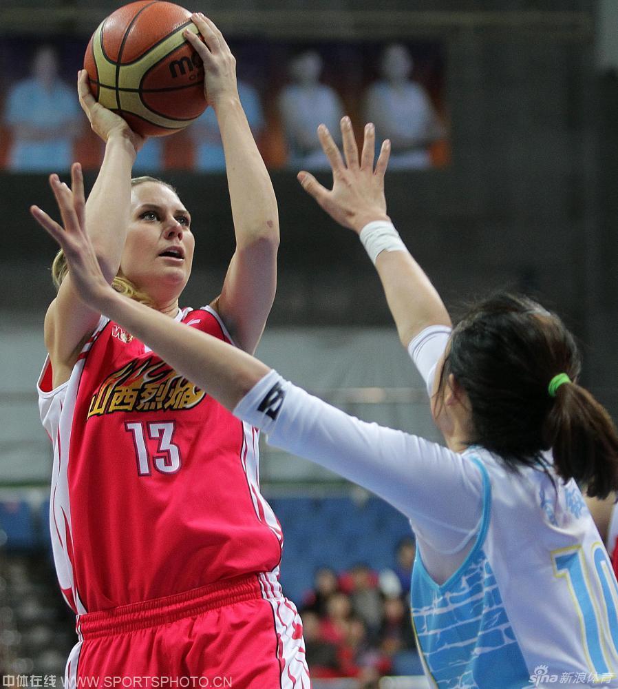 面对严防，佩妮-泰勒在空中闪转腾挪，于失去重心前顽强地将球投向篮筐，展现出超强的个人进攻能力。