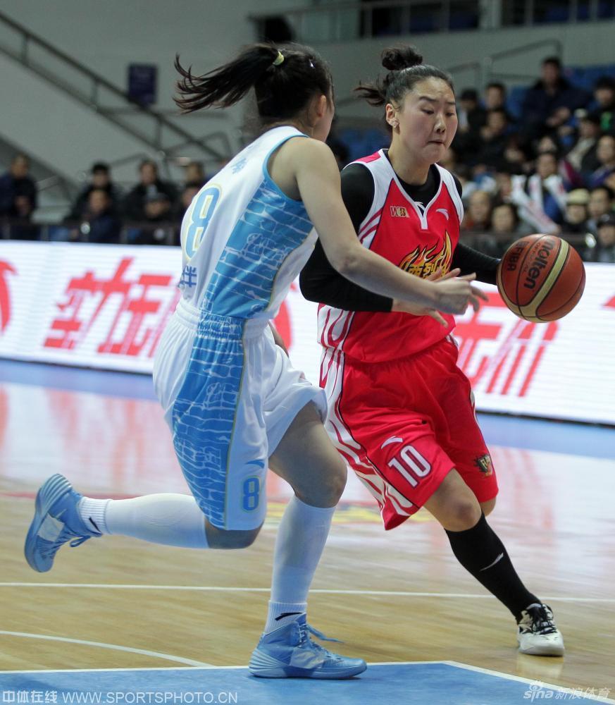 武桐桐持球强行突破，以矫健的身姿穿越重重防守，风驰电掣般杀向前场，展现出初生牛犊不怕虎的气势。