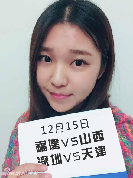 一位甜美的辽宁女球迷，在球员通道附近留下自拍，她眼神清澈，笑容温暖，用这种方式表达对家乡球队和郭少最坚定的支持。