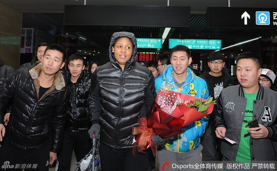 玛雅·摩尔走出太原南站，面带标志性微笑与热情迎接她的球迷挥手致意，眼神中充满回家的喜悦。