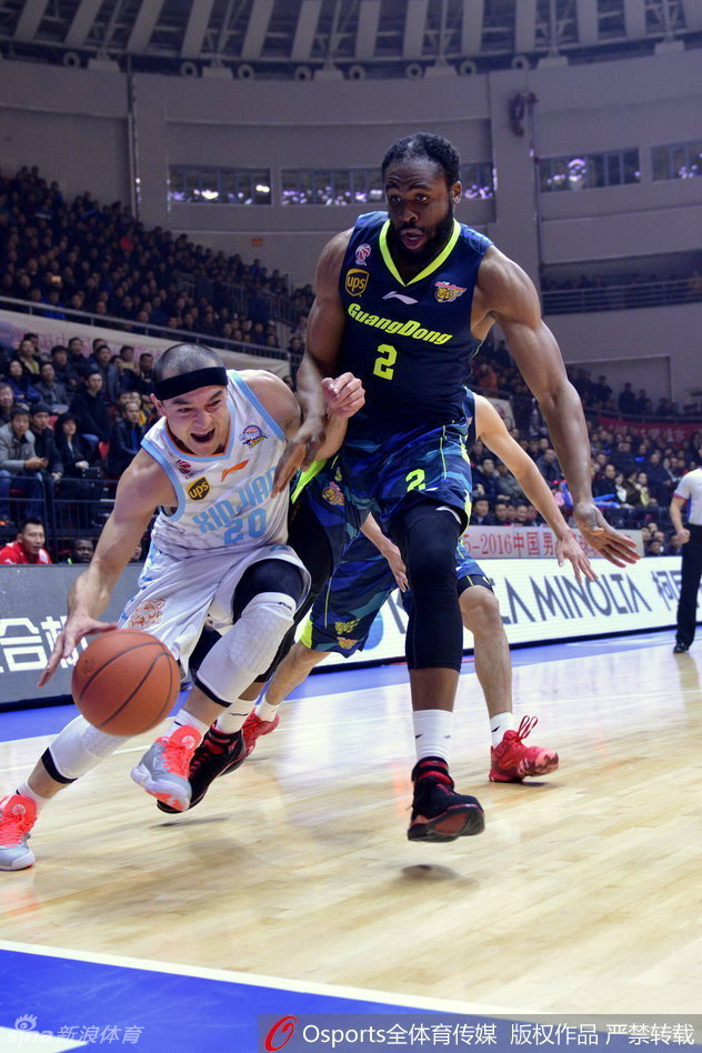 易建联与周琦在篮下肌肉绞杀，阿联青筋暴起奋力卡位，周琦张开长臂寸土不让，篮下的方寸之地瞬间化为修罗战场。