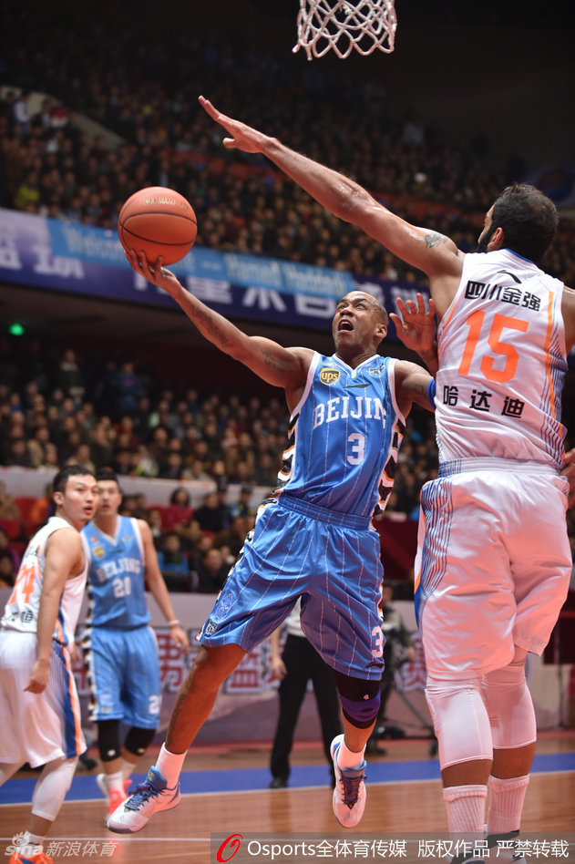 马布里如闪电般撕破防线，腾空上篮，虽然遭遇侵犯但眼神依然坚毅地盯着篮筐
