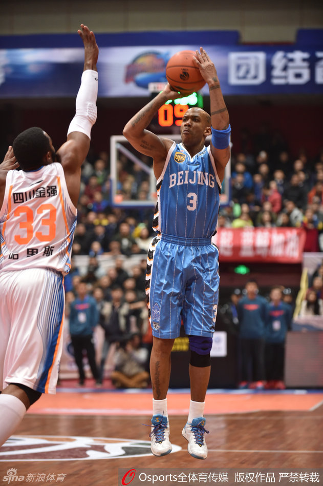 哈达迪高位中投出手，柔和的手感与高大的身形在灯光下形成一幅独特的剪影