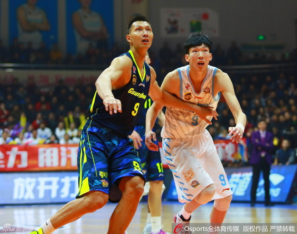 古德洛克如灵蛇般穿梭于广东防线，在三人合围的缝隙中突然腾空，指尖轻柔一挑，上演超高难度的空中换手上篮。