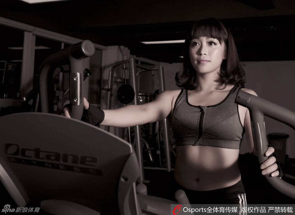 两位宝贝背靠背站立，一个俏皮地比出胜利手势，一个自信地撩动长发，仿佛在告诉所有人，今晚的胜利必将属于四川男篮。