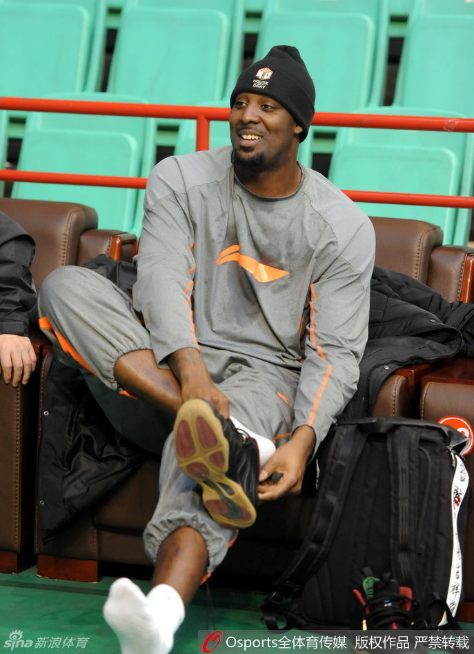 郭士强面露欣慰笑容，身后贺天举李晓旭郭艾伦状态火热，辽宁男篮士气高涨