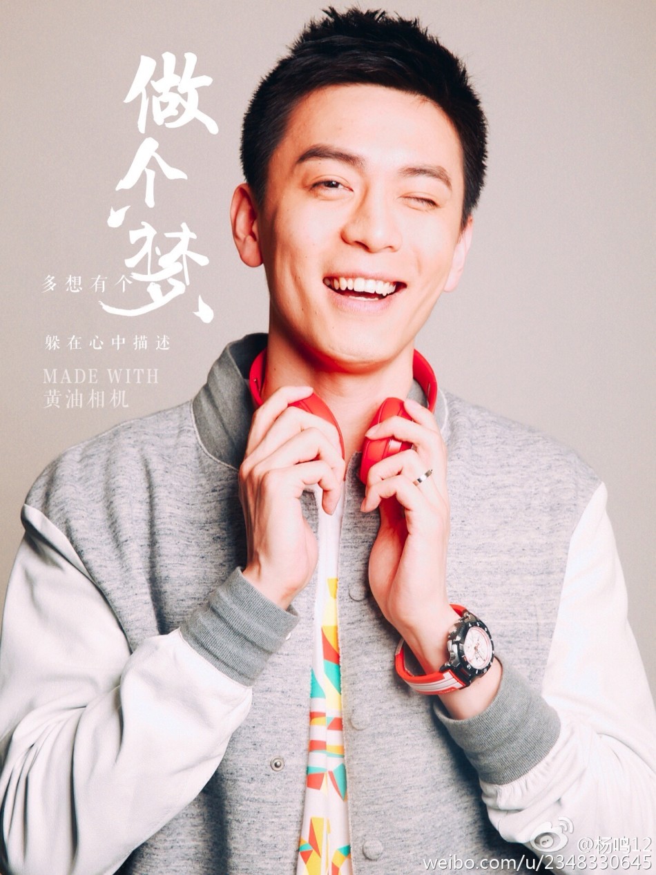 褪去青涩的杨鸣身着西装，展现出儒雅帅气的教头风范，魅力不减当年