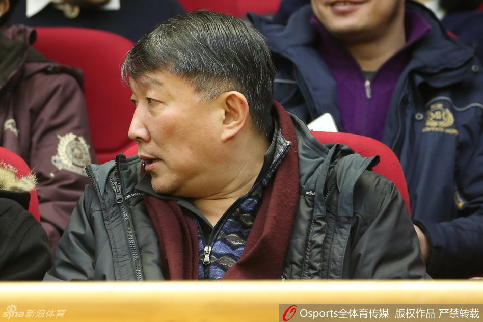 浙江队后卫一个加速变向急停，甩开青岛队防守人后冷静观察队友跑位