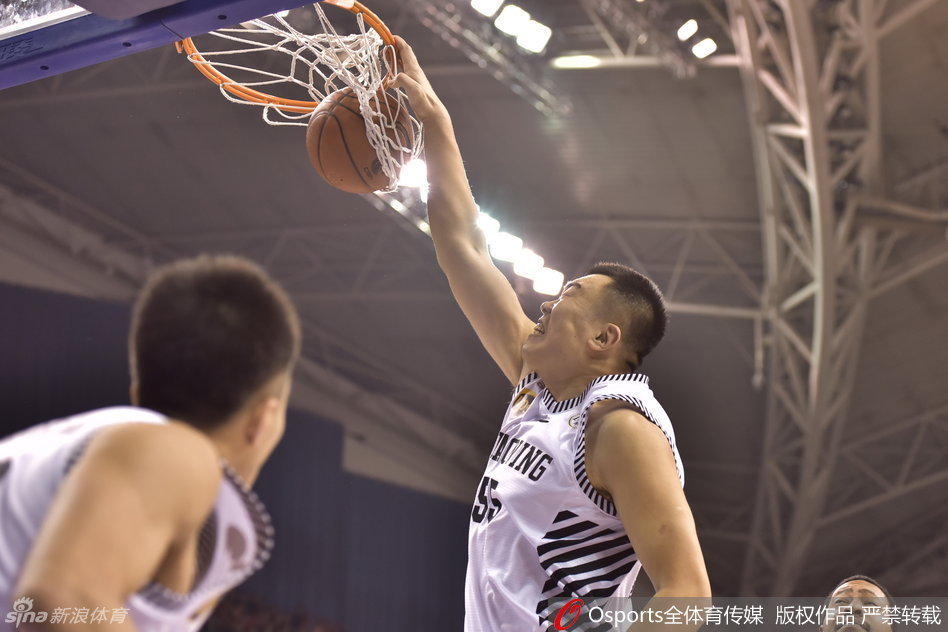 韩德君在新疆队内线群中高高跃起，单臂如战斧般将球狠狠砸入篮筐，周琦与布莱切只能无奈仰望，整个篮架都在颤抖