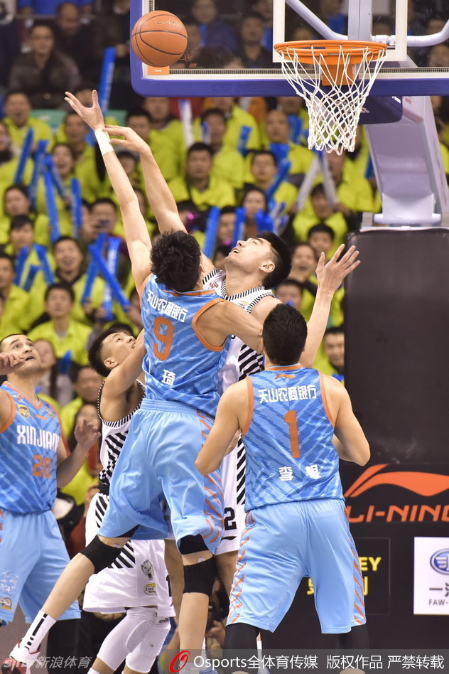 哈德森在突破中突然将球从背后隐蔽地传给跟进的队友，这一精妙的传球撕裂了新疆队的防守，成为辽宁队进攻流畅的缩影