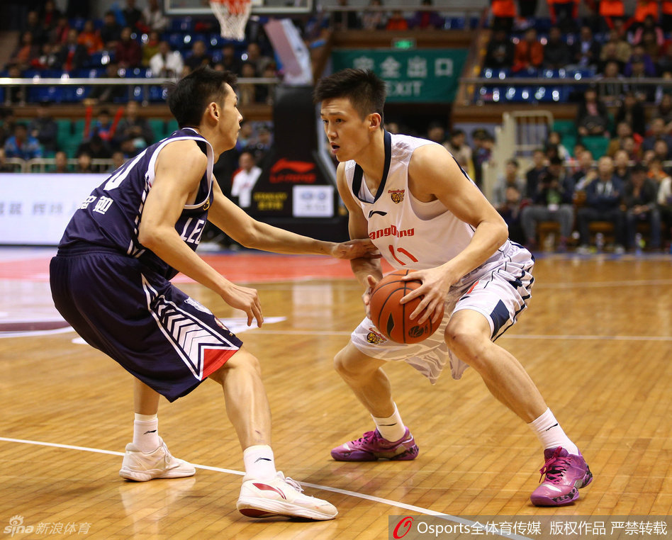 周鹏外线持球面对两人包夹，他眼神坚毅寻找着队友的跑位，整个进攻体系在他手中梳理得井井有条。
