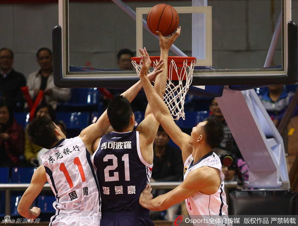 周鹏在挡拆后遭遇严防死守，他奋力跃起试图将球传给内线的易建联，整个人的姿态充满了力量感。