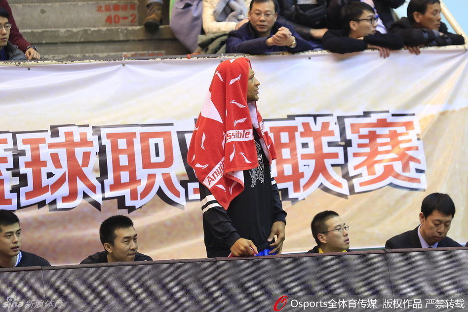 翟晓川高高跃起争抢篮板，凭借出色的弹跳和意识为北京队拼下宝贵的球权。