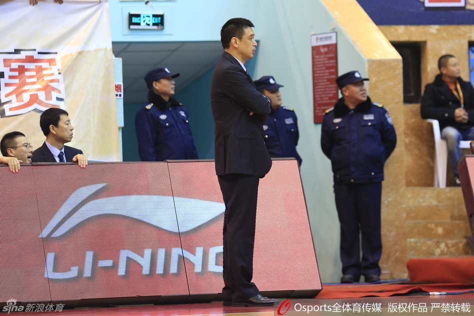 闵鹿蕾场边运筹帷幄，眼神专注地注视着场上局势，双手比划着只有球员才懂的战术暗号。