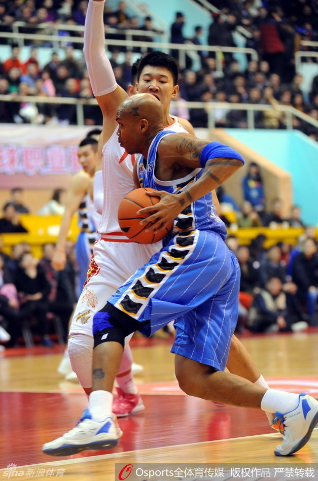 马布里空中对抗后上篮，身体完全舒展，即便面对封盖也从容不迫地将球打进。