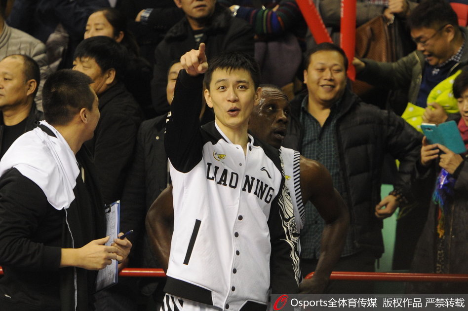 比赛结束后，喜悦洋溢在每个人的脸上。杨鸣妻子与郭士强妻女一同起身，为这场胜利献上最后的掌声。她们的背影融入欢呼的人群，成为这个胜利夜晚最温馨的注脚。