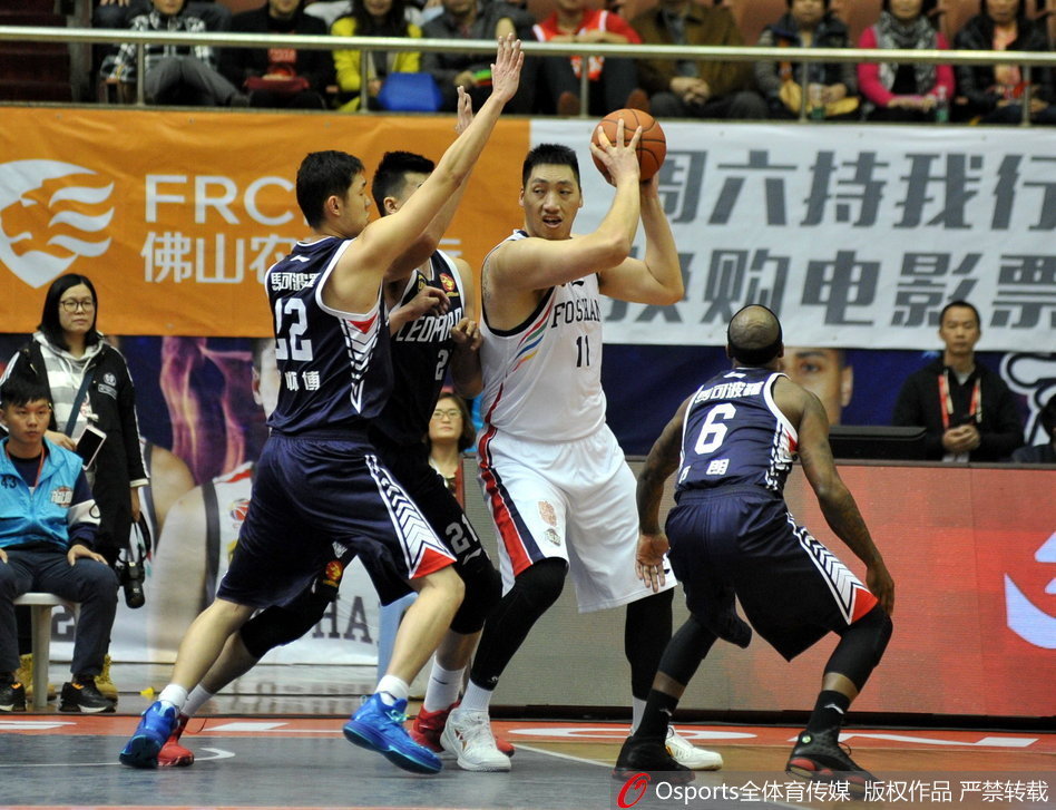 唐正东在篮下要位后果断进攻，他用标志性的背身单打碾压防守，高举高打试图将球放入篮筐，老将风骨尽显