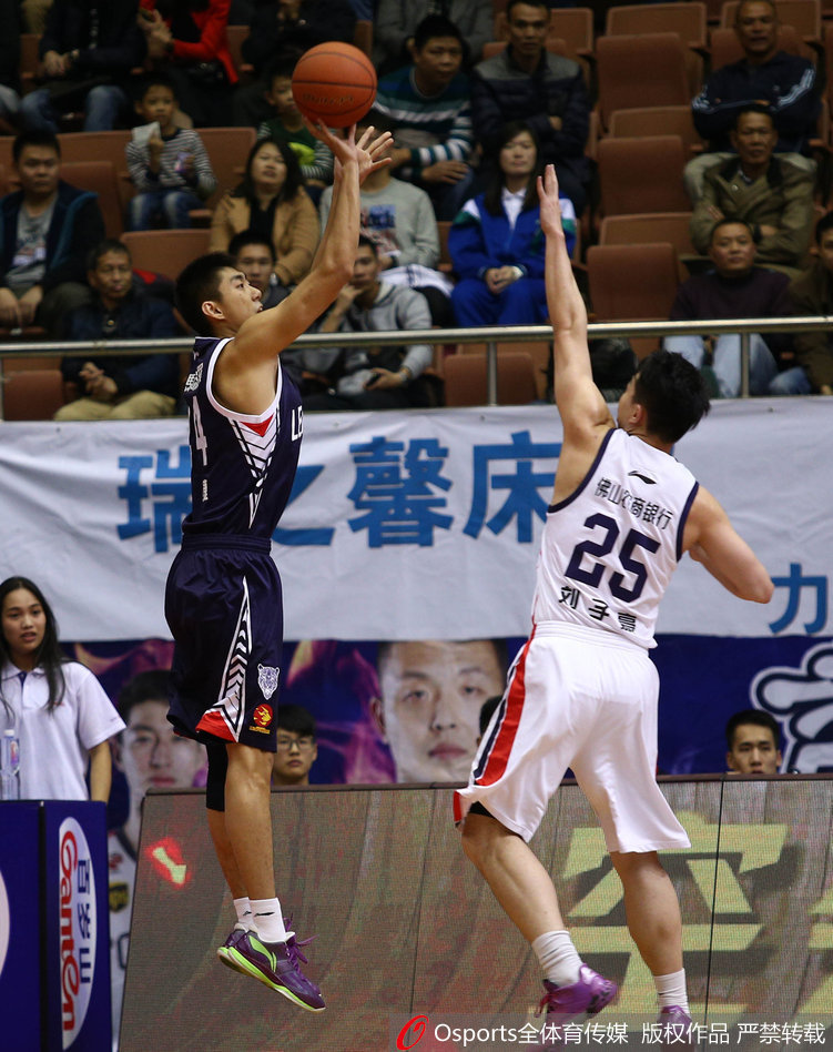 赵捷跳起投篮，动作舒展如弯弓，篮球在他指尖轻盈旋转，仿佛承载着球队反攻的全部希望划破长空