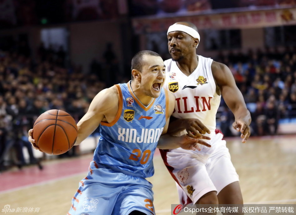 李根咬紧牙关，脚下步伐飞快，全力以赴地跟防着像尖刀一样插入的西热力江，肌肉碰撞的紧张感扑面而来。