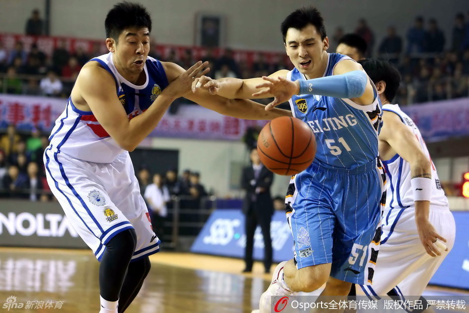 莫里斯高高跃起，用标志性的直臂跳投出手投篮，动作舒展，篮球在空中划过一道美妙的弧线。