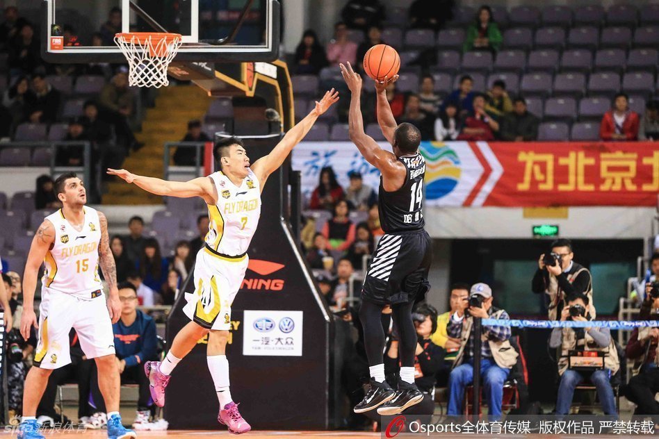 韩德君完成精彩暴扣后，兴奋之情溢于言表，这一刻他捍卫了辽篮的内线荣耀。