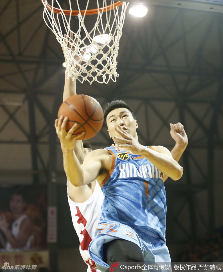 苏伟在篮下背身强打，他用自己强壮的身体作为武器，一次次向内线凿去，展现了力量型中风的暴力美学。