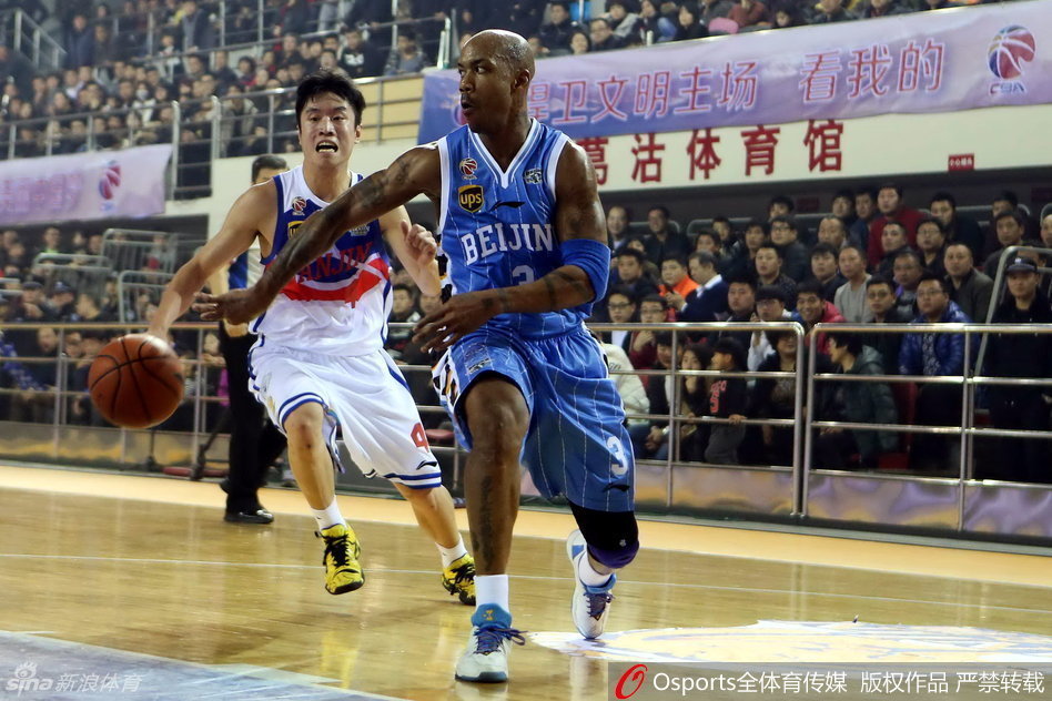 老马的眼神里透着杀气与坚毅，他凝视着篮筐，仿佛在告诉队友哪怕只剩最后一秒，也要把胜利留在北京。