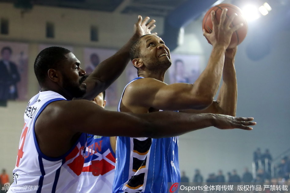 吉喆在篮下与对手奋力卡位，肌肉紧绷，眼神坚定，他用实际行动诠释了什么叫每球必争的硬汉本色。