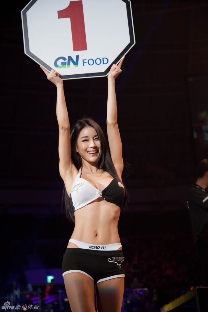 韩国举牌女郎修炼浑圆翘臀
